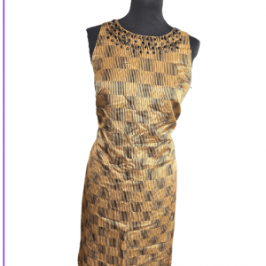 Robe avec motif et perles sur le col