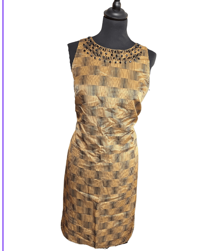 Robe avec motif et perles sur le col